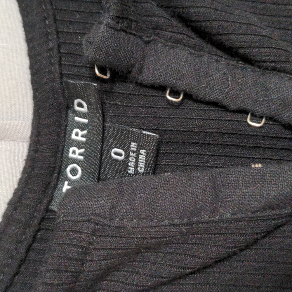 SOLD Torrid Ribbed Hook and Eye Fitted Tank Top Black sz 0 / L NWOT - Picture 5 of 5